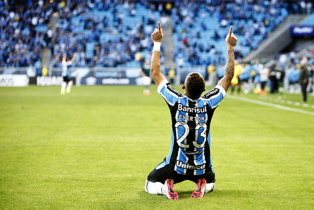 Everton comemora o gol da vitória contra o Goiás (foto do álbum do Grêmio Oficial, no Flickr)